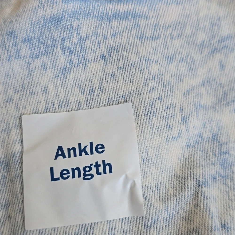 Old navy Acid Wash Jeans, size 4, ankle length, NWT - Picture 3 of 16